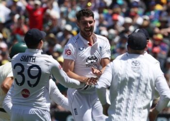 20 wickets fall on a record-breaking Day 1 of the fourth Ashes test