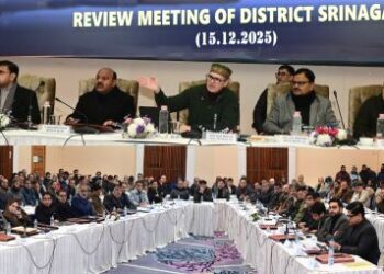 CM reviews development works in Srinagar district