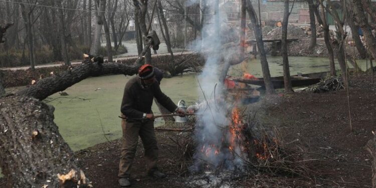 Sub-zero temperatures drop further across Kashmir