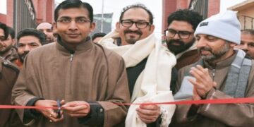 Div Com inaugurates Pheran Day, Jashn-e-Chilai-Kalan at Kashmir Haat