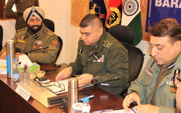 Kashmir Police chief assesses crime control measures taken by police in Baramulla