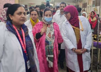 Sakeena Itoo conducts extensive inspection of SMHS Hospital Srinagar