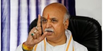 Togadia jumps in, warns stir if all seats not reserved for Hindus