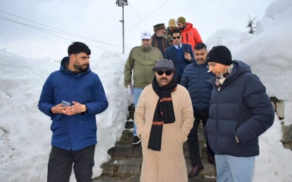 Deputy CM inspects snow-hit areas of Pulwama, Shopian