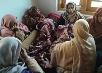 Army porters slip to death in Gulmarg; people demand compensation for their poor families