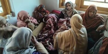 Army porters slip to death in Gulmarg; people demand compensation for their poor families