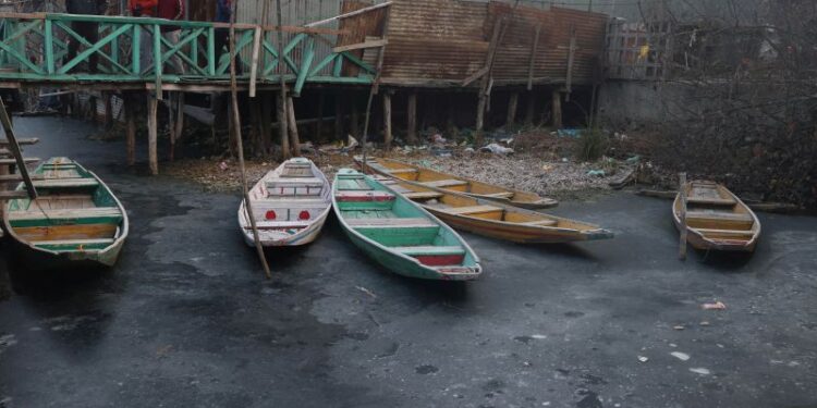 Amid dry weather, intense cold wave conditions persist across Kashmir