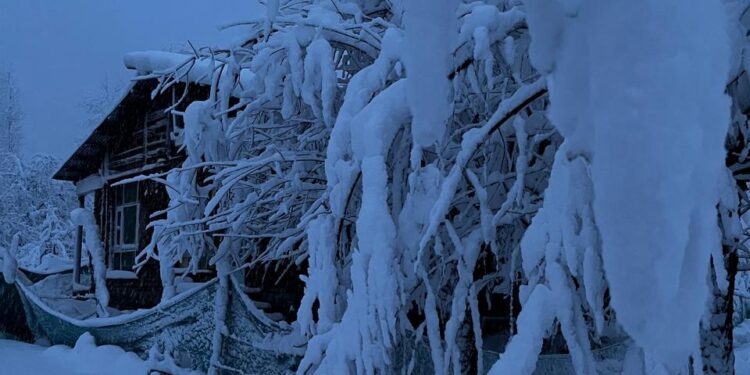 Snowfall Shuts Jammu–Srinagar Highway, 17 Flights Cancelled at Srinagar Airport