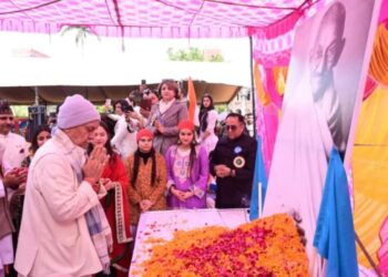 Hope will emerge from Gandhian values amid global despair: LG Sinha