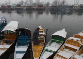 Finally, Srinagar turns white, Valley witnesses fresh snowfall, Srinagar-Jammu highway closed