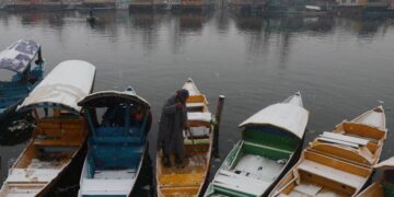 Finally, Srinagar turns white, Valley witnesses fresh snowfall, Srinagar-Jammu highway closed