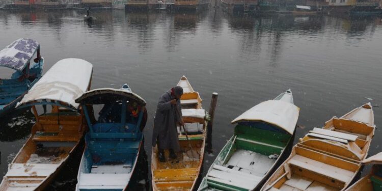 Finally, Srinagar turns white, Valley witnesses fresh snowfall, Srinagar-Jammu highway closed