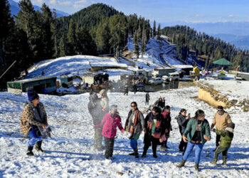 Tourists flock to Guldanda in Doda after season’s first snowfall