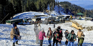 Tourists flock to Guldanda in Doda after season’s first snowfall
