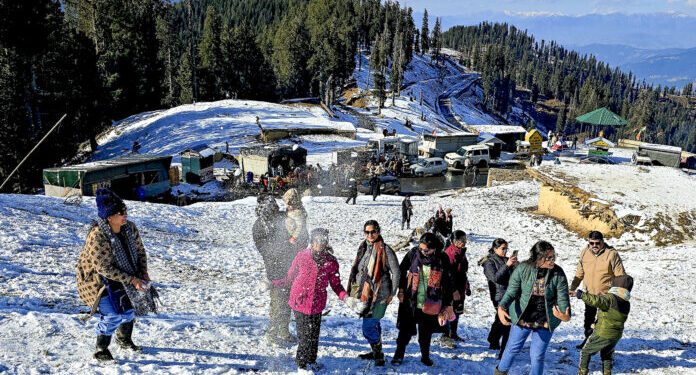 Tourists flock to Guldanda in Doda after season’s first snowfall