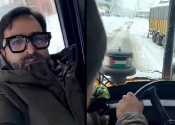 Trapped by snowfall, doctor rides excavator to reach Shopian hospital to perform surgeries