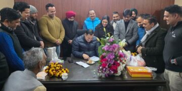 VLW delegation meets Javid Dar; expresses gratitude for pay upgradation