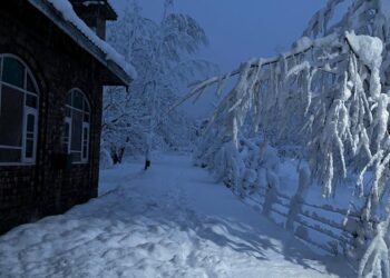 Snowfall disrupts life in Kashmir; roads closed, trains cancelled, air traffic suspended