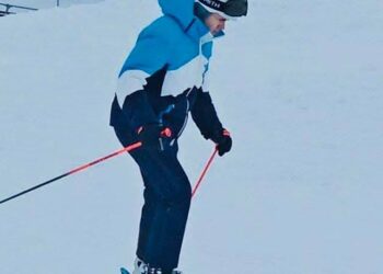 CM joins tourists to ski down Gulmarg’s slopes, netizens divided