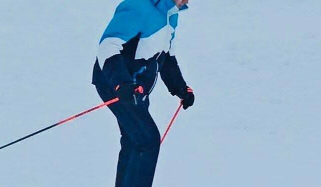 CM joins tourists to ski down Gulmarg’s slopes, netizens divided