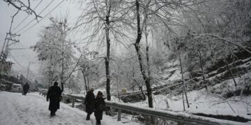 Snow brings cheer to masses, windstorms cause losses; Kashmiris bow to the Almighty