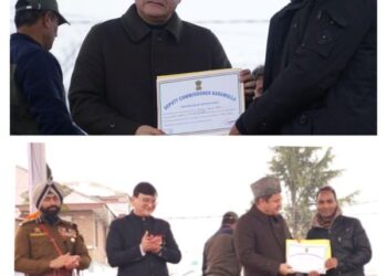 Journalist Arshid Farooq, Ishfaq Ahmad Bhat of SYSF honoured on Republic Day in Bla