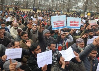 Contractual employees, daily wagers protest in Srinagar seeking regularisation of services