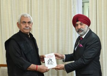 Commodore Dalbir Singh Sodhi presents his books to LG Sinha