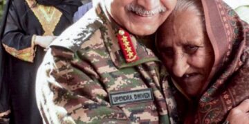 Army chief visits forward areas along LoC in Poonch sector; reviews preparedness