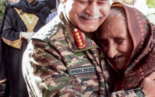 Army chief visits forward areas along LoC in Poonch sector; reviews preparedness