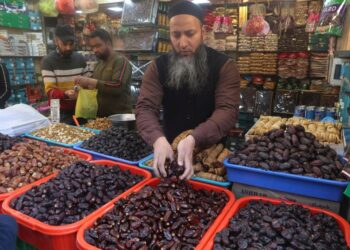 Ramzan brings festive bustling to markets in Kashmir