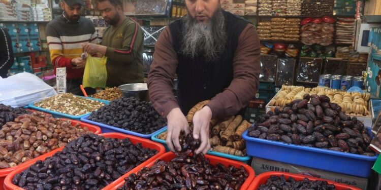 Ramzan brings festive bustling to markets in Kashmir