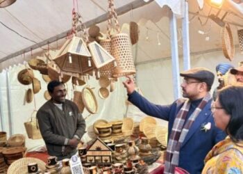 Satish Sharma visits SARAS Aajeevika Mela; lauds SHGs role in women empowerment