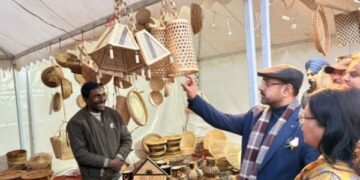 Satish Sharma visits SARAS Aajeevika Mela; lauds SHGs role in women empowerment