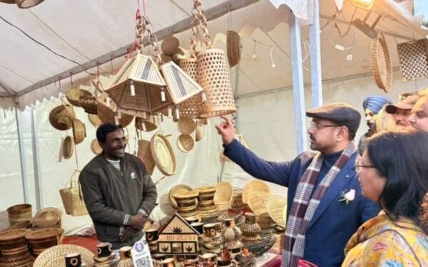 Satish Sharma visits SARAS Aajeevika Mela; lauds SHGs role in women empowerment