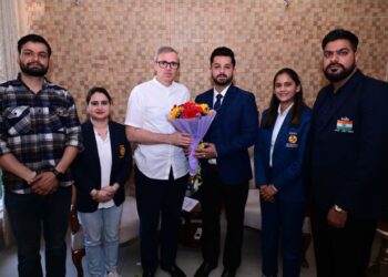 CM meets sportspersons at Raabita Jammu, congratulates SO-12 selectees