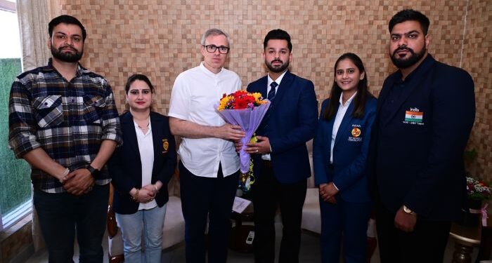 CM meets sportspersons at Raabita Jammu, congratulates SO-12 selectees