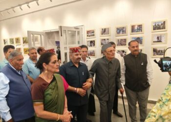 Dr. Karan Singh inaugurates 10-day art and photo exhibition at Kala Kendra
