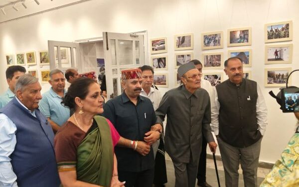 Dr. Karan Singh inaugurates 10-day art and photo exhibition at Kala Kendra