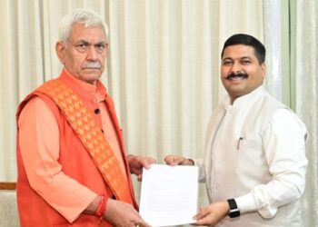 Gupta, Kashmiri Pandit delegation call on LG Sinha in Jammu