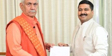 Gupta, Kashmiri Pandit delegation call on LG Sinha in Jammu