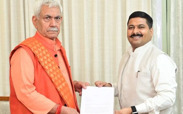 Gupta, Kashmiri Pandit delegation call on LG Sinha in Jammu