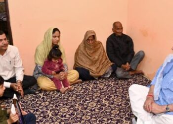 LG Sinha meets family of SSF jawan who died in road accident in Jammu