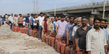 Panic Buying Triggers Long Queues for LPG Cylinders in Jammu Despite Government Assurances