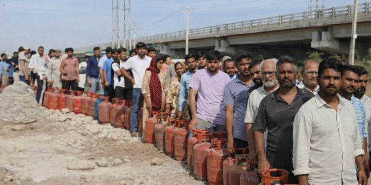 Panic Buying Triggers Long Queues for LPG Cylinders in Jammu Despite Government Assurances