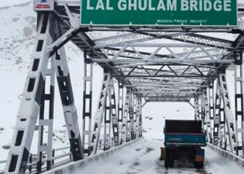 Higher reaches of Kashmir get fresh snowfall, heavy rains lash plains