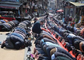 Devotees offer congregational prayers on last Friday of Ramzan; gear up for Eid