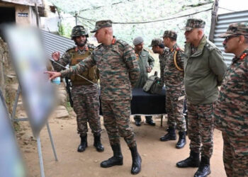 Northern Army commander visits forward post along LoC in Rajouri