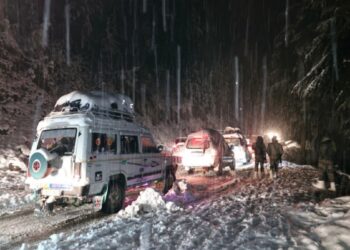 Over 150 passengers rescued from snowbound Sinthan Top