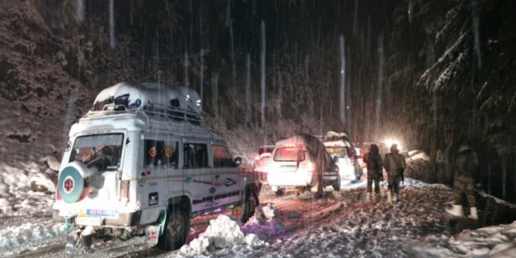 Over 150 passengers rescued from snowbound Sinthan Top